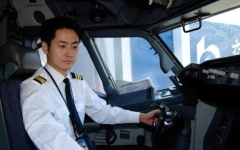 飞机机长工资多少钱一个月 工资大约10万一个月