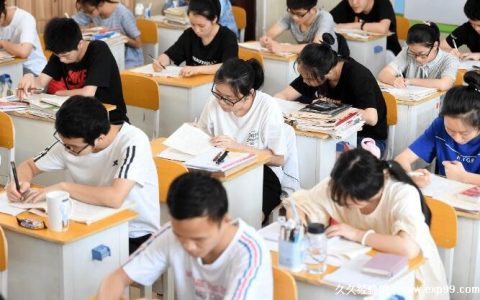 高三复读一年多少钱?